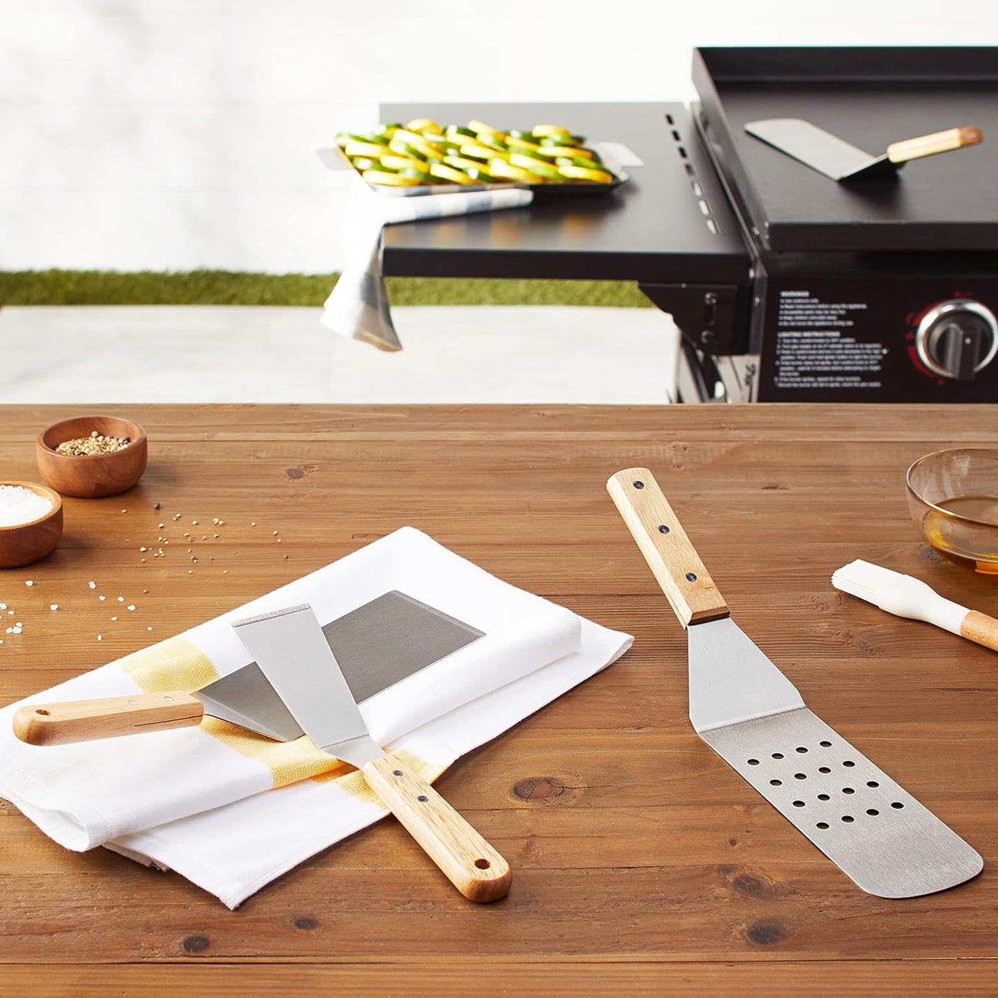 Amazon Basics 4-Piece Stainless Steel Barbecue Flat Griddle Spatula Set, Waterproof, Anti-UV, Durable, Silver