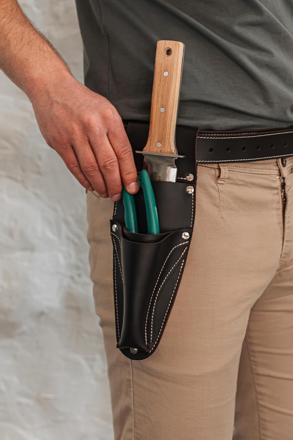 Personilized Hori Hori Leather Sheath Belt with Pruner and Scissor Pockets. Personalized Florist Tool Belt Leather, Gardening Belt with Pockets. (Dark brown with engraving, one size)