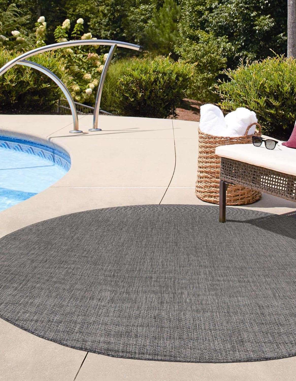 Unique Loom Outdoor Solid Collection Area Rug (3' 3" Round Black/Ivory)